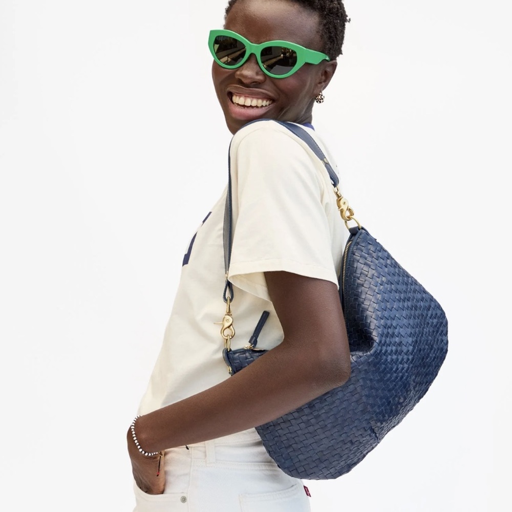 Clare V Moyen Messenger in Bleu Marine Woven